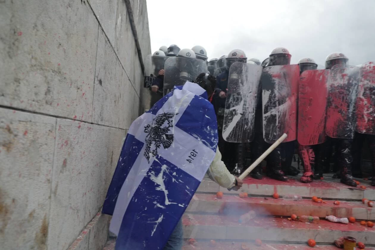 ΕΚΤΑΚΤΟ: Άνοιξαν τη Μεγάλη Bρετάνια για να μπουν παιδιά που πνίγηκαν από τα χημικά